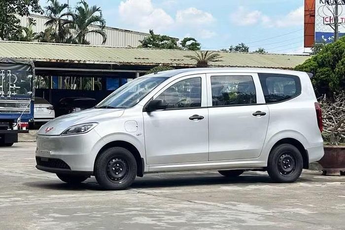 Wuling Grango đã chính thức được mở bán tại thị trường Việt Nam với giá niêm yết 499 triệu đồng. Đây là mẫu MPV thuần điện 7 chỗ đầu tiên của Wuling tại Việt Nam, hướng đến nhóm khách hàng gia đình cũng như người kinh doanh dịch vụ vận tải nhờ mức giá dễ tiếp cận và chi phí sử dụng thấp.
