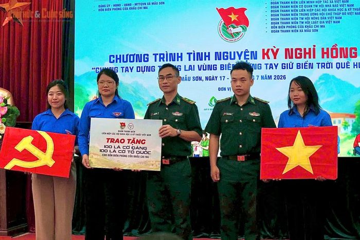 Đoàn Thanh niên Liên hiệp Hội Việt Nam đại diện trao tặng cờ Đảng và cờ Tổ quốc