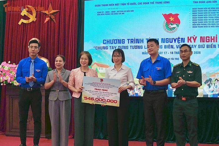Ban Tổ chức trao biển tượng trưng tổng nguồn lực chương trình 'Kỳ nghỉ hồng'