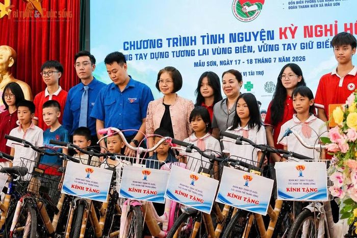 Cùng với đại diện của Đoàn Thanh niên các đơn vị và địa phương, Liên hiệp Hội Việt Nam luôn nâng cao nhận thức của đoàn viên về chủ quyền lãnh thổ, đồng thời thể hiện sự sẻ chia, tri ân đối với các chiến sĩ và người dân tại vùng ven biên giới