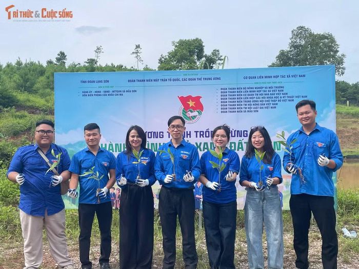 Đại diện các Đoàn Thanh niên trong Chương trình trồng rừng 'Hành trình phủ xanh đất biên'