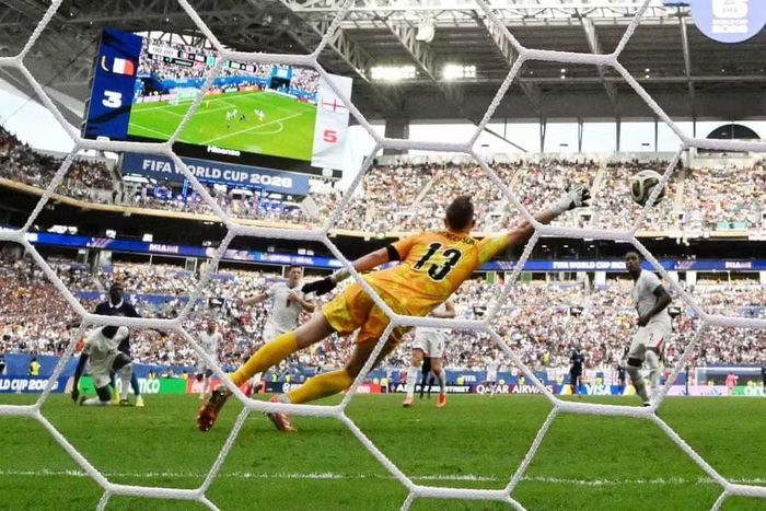 Bóng bay qua thủ môn Dean Henderson, giúp Pháp rút ngắn khoảng cách xuống còn 4-5 ở thời gian bù giờ. Ảnh: AFP.