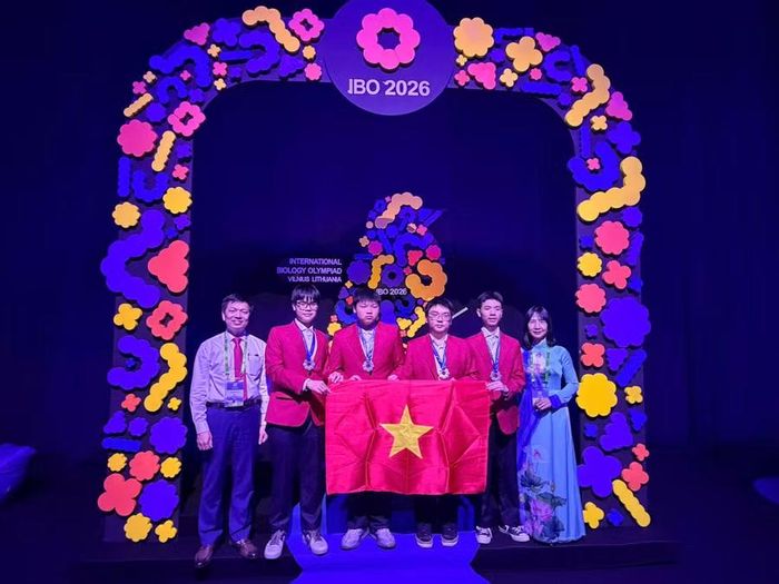 Đội tuyển Việt Nam tham dự IBO 2026 do PGS.TS Đinh Đoàn Long làm Trưởng đoàn và PTS.TS Lê Thị Phương Hoa làm Phó Trưởng đoàn.