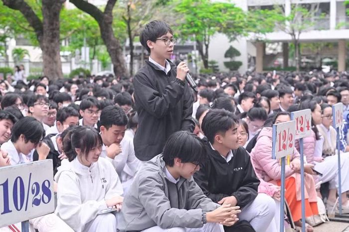 Học sinh Trường THPT Phan Châu Trinh sinh hoạt chuyên đề Ứng xử văn minh trên không gian mạng. Ảnh: NTCC