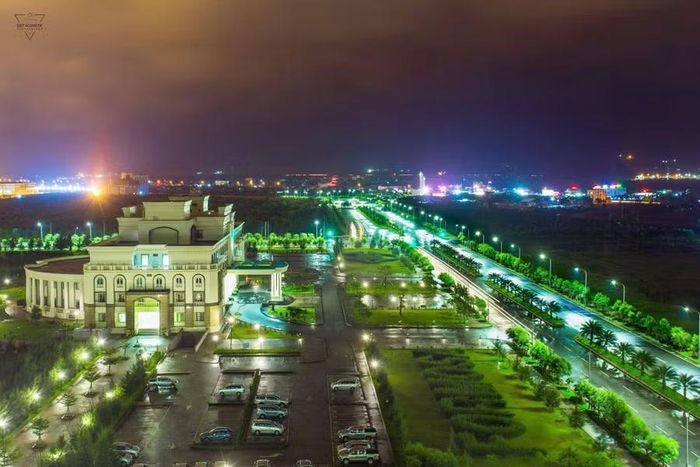 Không gian yên tĩnh của FHS lúc về đêm.