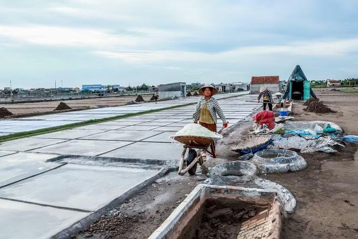Những diêm dân còn bám nghề chủ yếu là những người đã có tuổi, không thể chuyển đổi công việc.