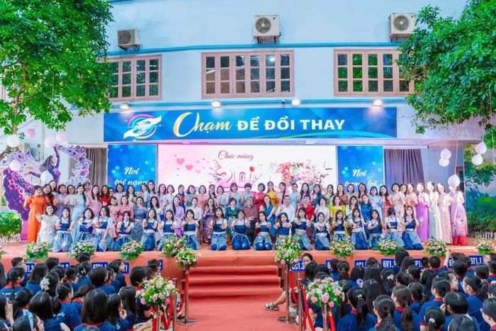 PGS.TS.NGƯT Đặng Quốc Thống chụp ảnh cùng học sinh Trường THCS - THPT Đoàn Thị Điểm.