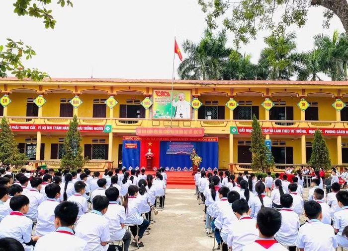Trường THCS Bản Nguyên (xã Bản Nguyên, tỉnh Phú Thọ) tổ chức ngoại khóa "Tuyên truyền, phổ biến giáo dục pháp luật an toàn giao thông; phòng chống bạo lực học đường và các tệ nạn xã hội năm học 2025 - 2026” cho học sinh.