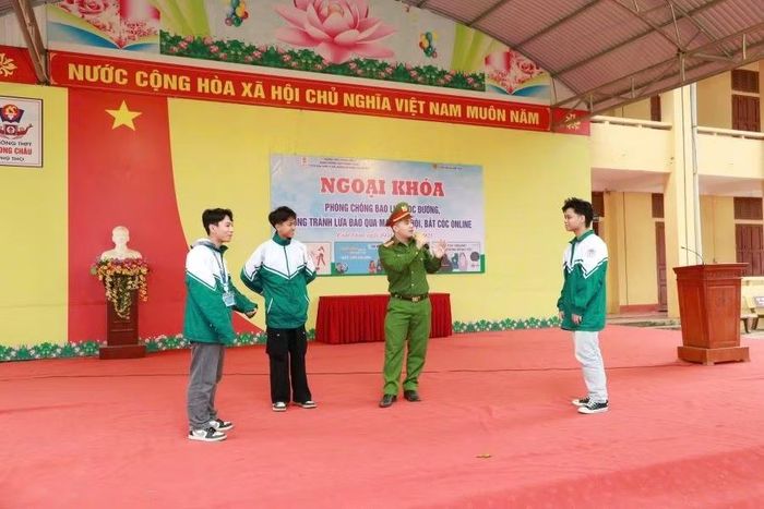 Trường THPT Phong Châu (xã Lâm Thao, tỉnh Phú Thọ) tổ chức ngoại khóa "Phòng chống bạo lực học đường, phòng tránh lừa đảo qua mạng xã hội, bắt cóc online” cho học sinh.