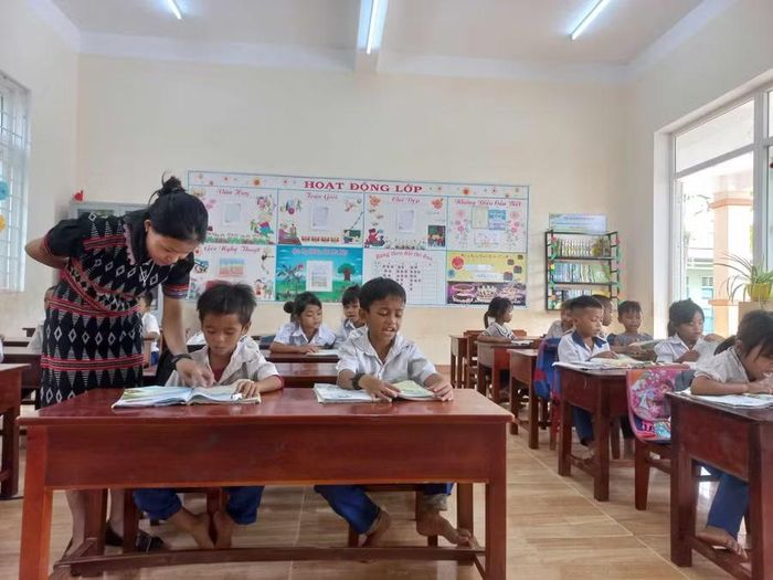 Cô trò Trường Tiểu học - THCS A Xing, Quảng Trị.