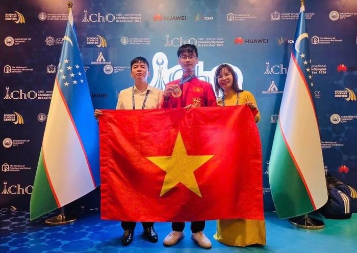 Em Đinh Xuân Phúc (đứng giữa) giành Huy chương Vàng tại Olympic Hóa học quốc tế (IChO) lần thứ 58 (ảnh Trường THPT Chuyên Vĩnh Phúc).