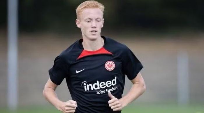 Man United được cho là đã liên hệ với người đại diện của tiền vệ Hugo Larsson, cầu thủ đang khoác áo Eintracht Frankfurt trong tuần qua.