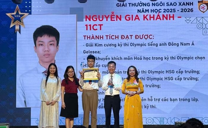 Nguyễn Gia Khánh được nhà trường vinh danh, khen thưởng.