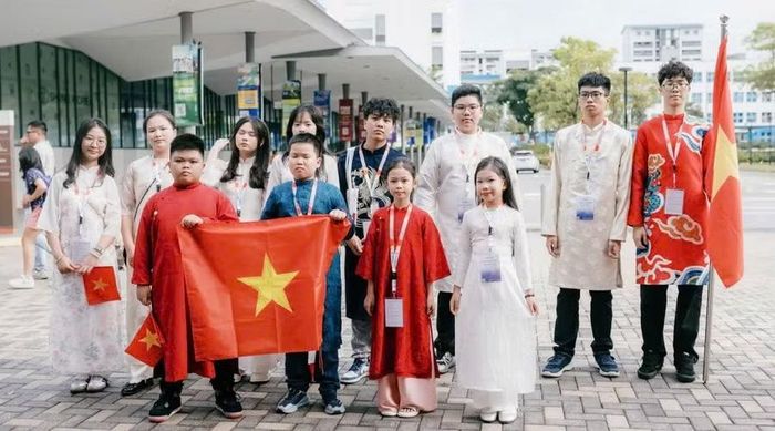 Nguyễn Gia Khánh (Thứ hai từ phải qua trái - hàng 2) và các bạn kỳ thi Olympic tiếng Anh Đông Nam Á Gelosea.