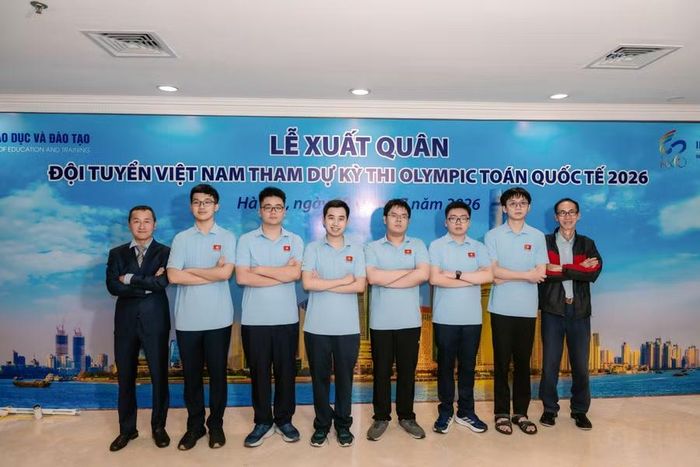 Từ trái qua phải ảnh: Thầy Nguyễn Chu Gia Vượng; các em Phạm Đăng Nguyên, Hà Mạnh Hùng, Nguyễn Lê Nhật Nam, Nguyễn Đình Tùng, Trần Đại Thành Danh, Nguyễn Hoàng Phương; thầy Lê Bá Khánh Trình