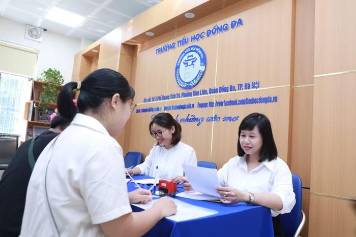 Cán bộ tuyển sinh hướng dẫn cụ thể cho phụ huynh về công tác tuyển sinh năm 2026 của trường. Ảnh: Đình Tuệ.