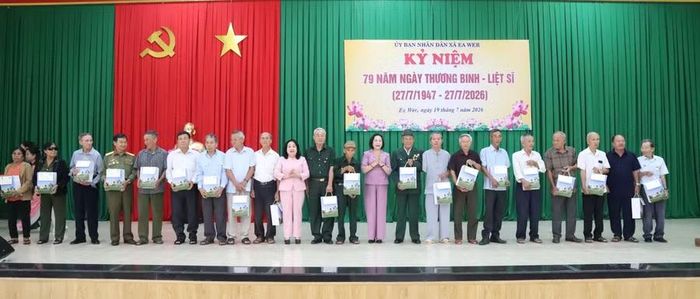 Phó Chủ tịch Quốc hội Nguyễn Thị Thanh tặng quà cho các gia đình chính sách. (Ảnh: CL)