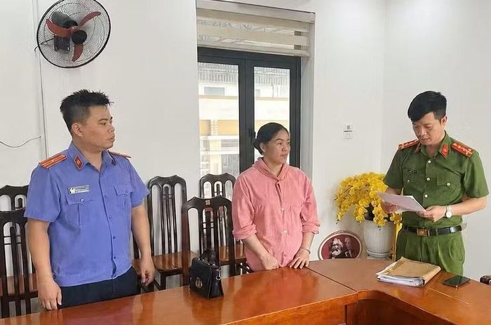 Cơ quan chức năng tống đạt quyết định khởi tố bị can đối với Bùi Thị Thon (ảnh Công an tỉnh Phú Thọ cung cấp).
