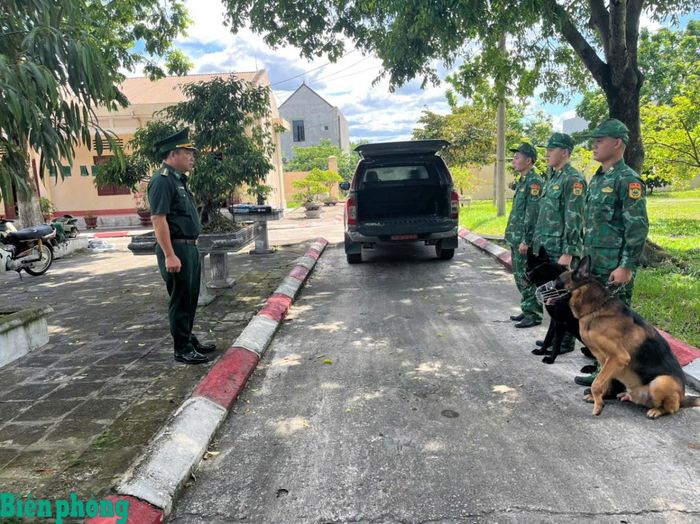 Đại tá, Phó Giáo sư, Tiến sĩ Nguyễn Quang Thuyên, Hiệu trưởng Trường Trung cấp 24 Biên phòng giao nhiệm vụ cho lực lượng tham gia tìm kiếm, cứu hộ, cứu nạn tại bản Chít, xã Mường Than, tỉnh Lai Châu. Ảnh: Văn Nghĩa