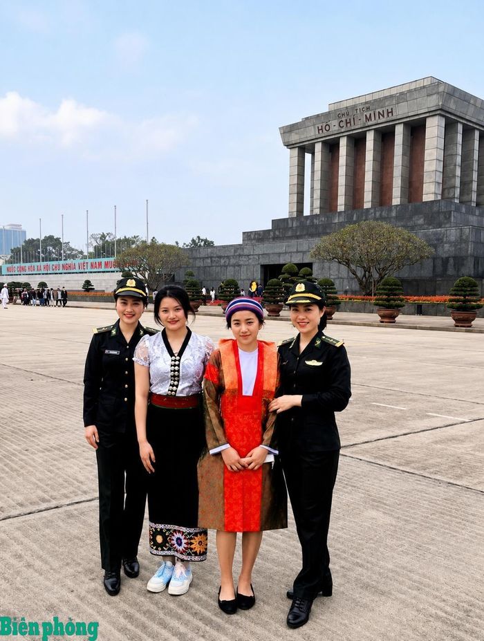 Xeo Thị Hoa (thứ 2, từ trái sang) thăm Lăng Bác Hồ trong khuôn khổ Hội nghị tuyên dương học sinh, sinh viên tiêu biểu trong Chương trình “Nâng bước em tới trường - Con nuôi đồn Biên phòng” giai đoạn 2016-2021. Ảnh: Lê Thạch