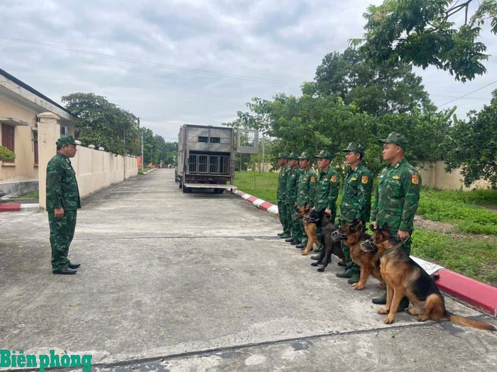 Đại tá, Phó Giáo sư, Tiến sĩ Nguyễn Quang Thuyên, Hiệu trưởng Trường Trung cấp 24 Biên phòng giao nhiệm vụ cho cán bộ, huấn luyện viên trước khi lên đường tăng cường tìm kiếm, cứu hộ, cứu nạn tại tỉnh Lai Châu. Ảnh: Quang Thanh