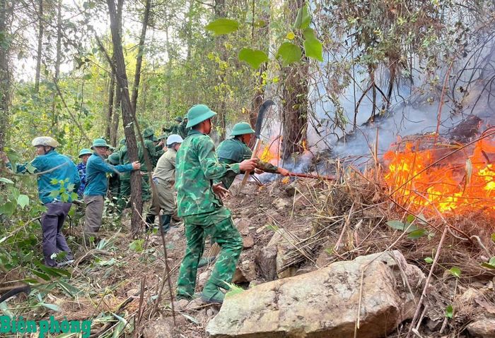 Đồn Biên phòng Lý Hòa và Tiểu đoàn Huấn luyện - Cơ động 1 triển khai lực lượng tham gia chữa cháy rừng tại xã Bắc Trạch. Ảnh: Hoài Nam