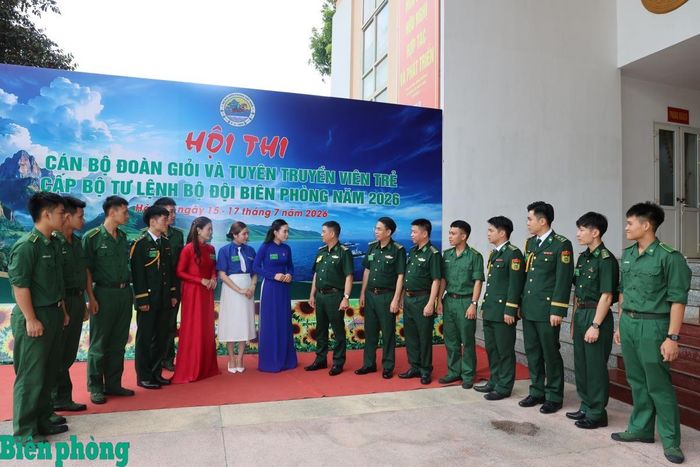 Đại tá Nguyễn Quốc Hiếu (thứ 8, từ phải sang) trao đổi với đại biểu và các thí sinh tham gia Hội thi cán bộ Đoàn giỏi và tuyên truyền viên trẻ trong thanh niên Bộ đội Biên phòng năm 2026. Ảnh: Xuân Khoa