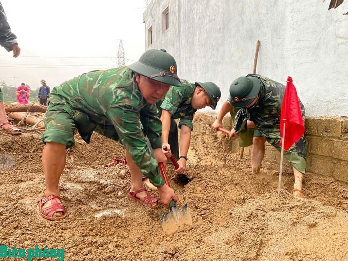 Cán bộ, chiến sĩ Bộ đội Biên phòng khẩn trương đào bới tại vị trí do chó nghiệp vụ phát hiện để tìm kiếm nạn nhân. Ảnh: Văn Hợi