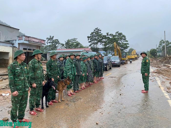 Đại tá Nguyễn Ngọc Ánh quán triệt mệnh lệnh cho cán bộ, chiến sĩ trước khi bám hiện trường thực hiện nhiệm vụ. Ảnh: Văn Hợi