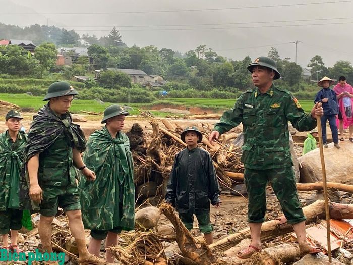 Đại tá Nguyễn Ngọc Ánh (ngoài cùng, bên phải) trực tiếp chỉ huy công tác cứu hộ, cứu nạn tại hiện trường. Ảnh: Văn Hợi