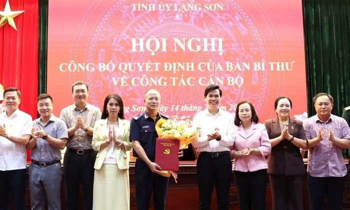 Lãnh đạo Tỉnh ủy và UBND tỉnh Lạng Sơn trao quyết định và tặng hoa chúc mừng ông Nguyễn Văn Hoàn.