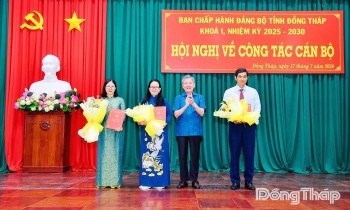 Ông Ngô Chí Cường, Bí thư Tỉnh ủy, Chủ tịch HĐND tỉnh Đồng Tháp trao Quyết định và tặng hoa chúc mừng các nhân sự được chỉ định tham gia Ban Chấp hành Đảng bộ tỉnh Đồng Tháp.