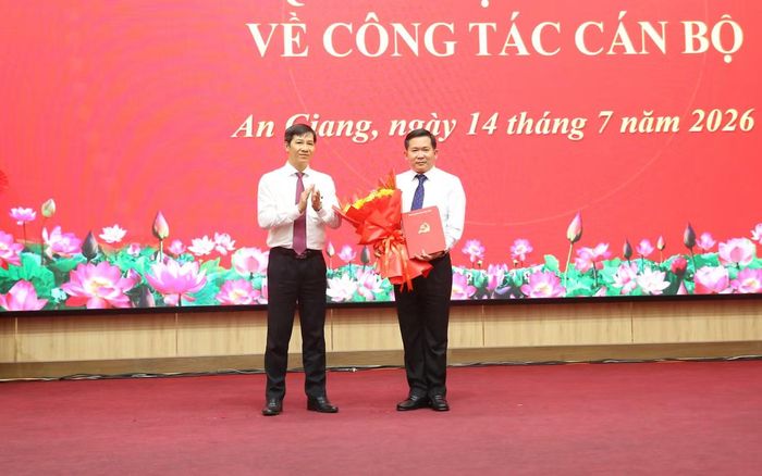 Ông Nguyễn Thành Tâm - Phó Trưởng Ban Tổ chức Trung ương trao quyết định và tặng hoa cho ông Đinh Văn Nơi. Ảnh: Nhật Huy