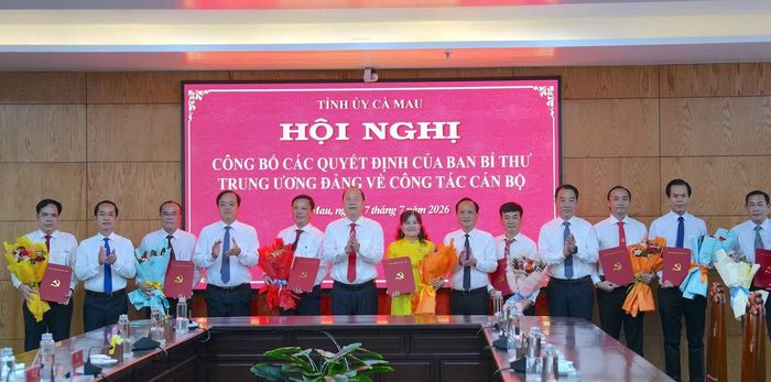 Lãnh đạo tỉnh Cà Mau trao quyết định của Ban Bí thư Trung ương Đảng chỉ định 9 cán bộ tham gia Ban Chấp hành Đảng bộ tỉnh Cà Mau nhiệm kỳ 2025-2030.