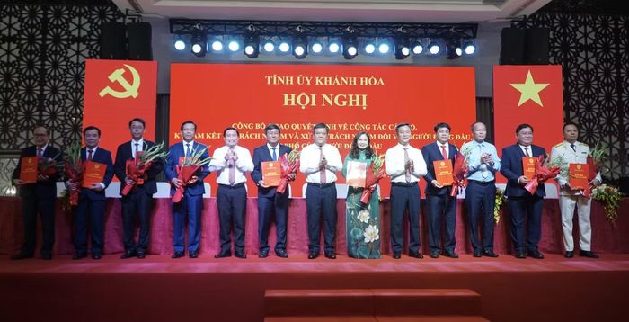 Lãnh đạo tỉnh Khánh Hòa trao quyết định và tặng hoa chúc mừng các cán bộ được Ban Bí thư chỉ định tham gia Ban Chấp hành Đảng bộ tỉnh Khánh Hòa nhiệm kỳ 2025 - 2030.