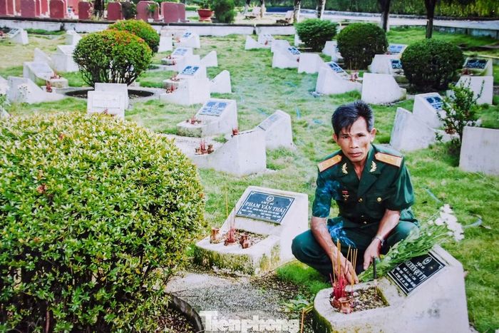Ông Tỉnh tưởng nhớ đồng đội tại nghĩa trang liệt sĩ.