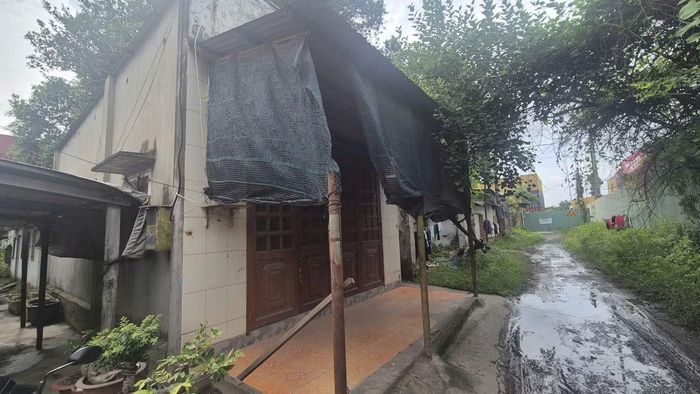 Lối vào nhà nhiều hộ dân xuống cấp, nhếch nhác, mưa lớn là ngập