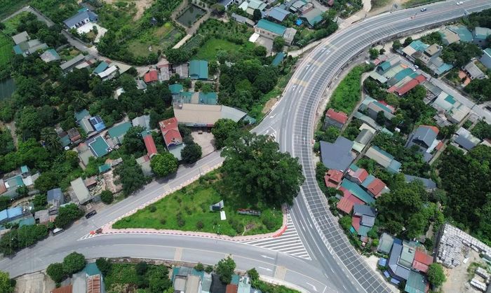 Đối với những người thường xuyên lưu thông trên quốc lộ 6, dốc Cun từng được ví như một trong những cung đường nguy hiểm nhất trên tuyến cửa ngõ lên Tây Bắc. Dốc Cun bắt đầu từ khu vực ngã ba chân dốc Cun.