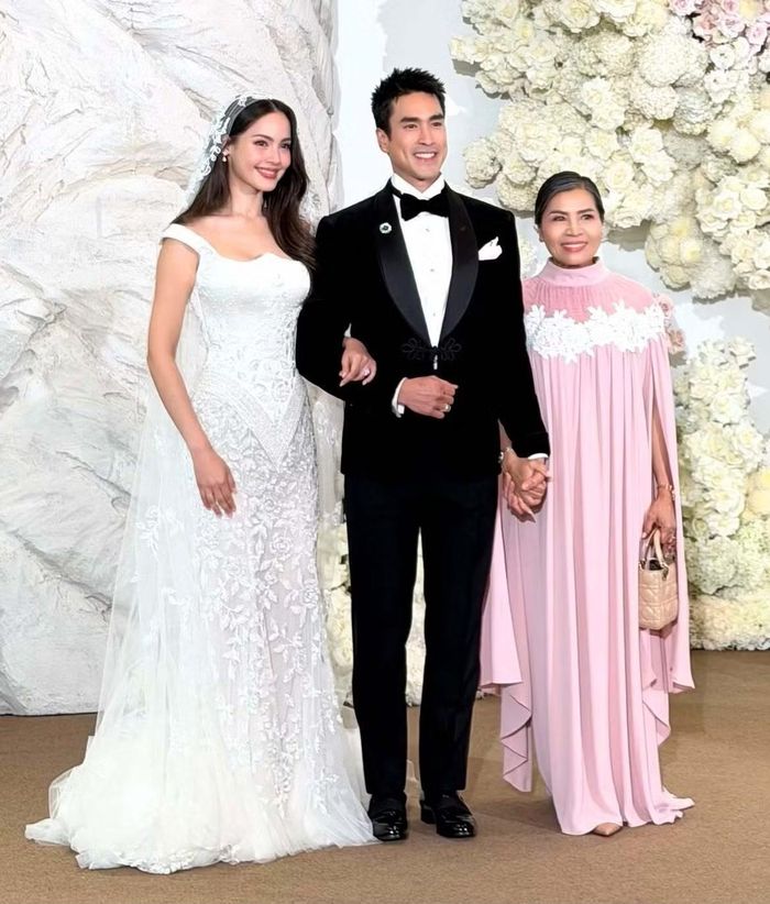 Sau hai hôn lễ tại Khon Kaen (Thái Lan) và Oslo (Na Uy), Yaya Urassaya - Nadech Kugimiya tiếp tục tổ chức tiệc cưới tại Bangkok với khoảng 1.000 khách mời, quy tụ nhiều nghệ sĩ và doanh nhân.