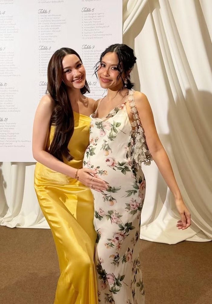 Diễn viên Diana Flipo hội ngộ nhà thiết kế Pipatchara Kaeojinda tại tiệc cưới. Diana, người bạn thân thiết của Lisa, nổi bật trong bộ đầm lụa vàng. Pipatchara khoe bụng bầu với thiết kế hoa nữ tính.