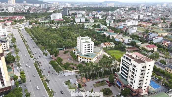 Vừa qua, tỉnh Nghệ An đã ban hành quyết định điều chỉnh cục bộ Quy hoạch khu đất bùng binh Hải quan nói trên. Điểm đáng chú ý là chức năng sử dụng đất được điều chỉnh từ đất cơ quan sang đất hỗn hợp, bao gồm thương mại dịch vụ, nhà ở cao tầng, trường học, cây xanh và các công trình hạ tầng xã hội.
