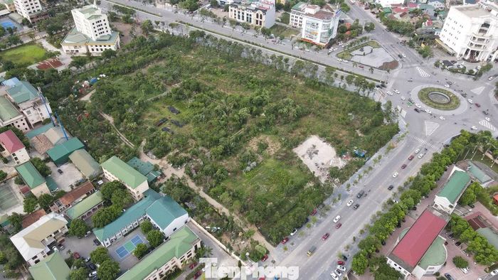 Giữa tháng 7 vừa qua, Trung tâm Phát triển quỹ đất tỉnh Nghệ An (Sở Nông nghiệp và Môi trường Nghệ An) vừa phát đi thông báo lựa chọn tổ chức đấu giá quyền sử dụng đất đối với khu “đất vàng” nói trên để thực hiện Dự án Tổ hợp nhà ở, thương mại và dịch vụ. Giá khởi điểm đấu giá của khu đất được xác định là hơn 824 tỷ đồng. Với việc đưa ra đấu giá và quy hoạch vừa được điều chỉnh, khu “đất vàng” dự kiến sẽ được xây dựng tòa nhà cao nhất tỉnh Nghệ An với tối đa 39 tầng, cao không quá 155m.
