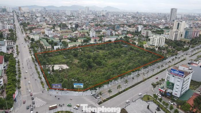 Ngoài ra còn có khu đất rộng 3,7ha đã giải phóng mặt bằng từng được quy hoạch xây Trung tâm hành chính tỉnh do Ban Quản lý dự án đầu tư xây dựng các công trình dân dụng và công nghiệp tỉnh Nghệ An quản lý.