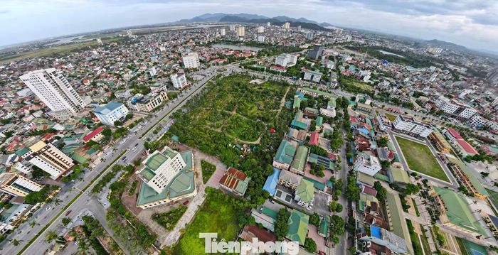 Đây được đánh giá là một trong những khu "đất vàng" ở trung tâm TP. Vinh cũ còn đủ điều kiện để phát triển tổ hợp thương mại, dịch vụ và nhà ở cao tầng quy mô lớn, tạo điểm nhấn kiến trúc mới cho đô thị. Đồng thời khai thác hiệu quả quỹ đất sau khi các cơ quan hành chính được di dời. Theo bảng giá đất 2026, khu vực này hiện có giá từ 100-110 triệu đồng/m2, thuộc diện cao bậc nhất của tỉnh Nghệ An.