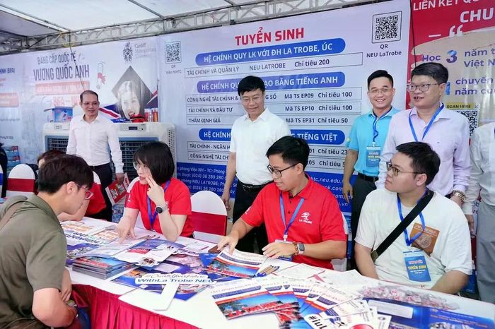 Bàn tư vấn của Đại học Kinh tế Quốc dân tại ngày hội lựa chọn nguyện vọng xét tuyển đại học 2026. Ảnh: Nhà trường cung cấp.