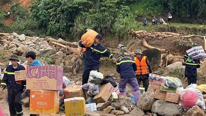 Các lực lượng vận chuyển nhu yếu phẩm tiếp tế cho người dân vùng lũ