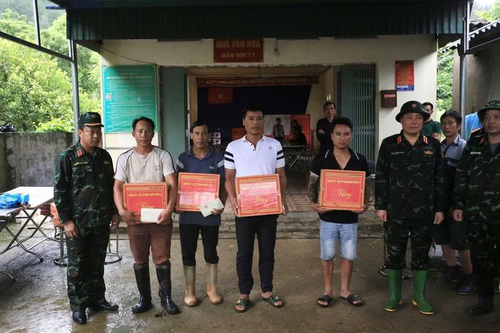 Đoàn công tác Quân khu II đã trao 3.000kg gạo, 1.000kg lương khô; hỗ trợ 5 triệu đồng đối với gia đình có người tử vong và 2 triệu đồng đối với người bị thương do thiên tai.