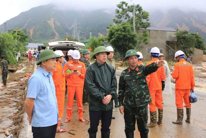 Chủ tịch UBND tỉnh Lai Châu Hà Quang Trung (ở giữa) trực tiếp chỉ đạo công tác khắc phục hậu quả mưa lũ ở Mường Than