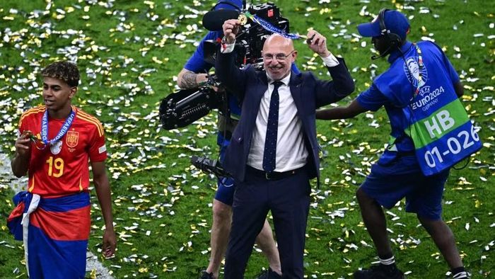 Ông Luis De la Fuente đã vô địch EURO cùng thế hệ mới của bóng đá Tây Ban Nha