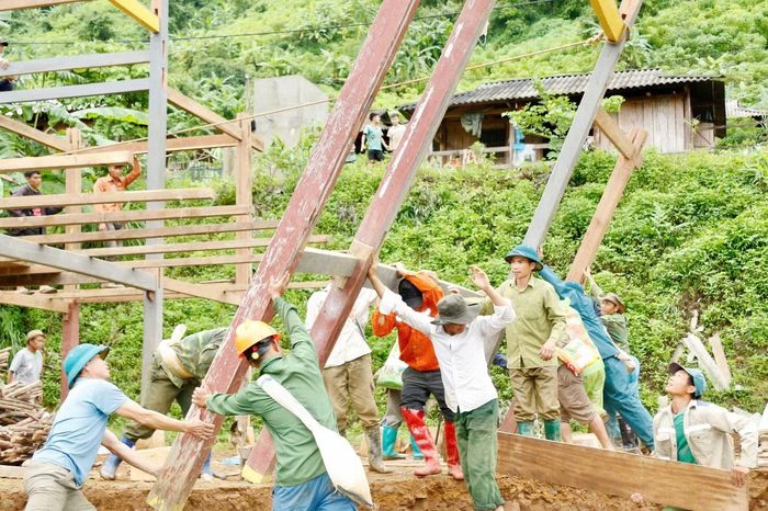 Những trận mưa lớn kéo dài từ đêm 16 đến sáng 18/7 đã khiến nhiều khu vực trên địa bàn các xã Mường La và Ngọc Chiến, tỉnh Sơn La bị lũ quét, sạt lở đất nghiêm trọng. Hàng chục ngôi nhà bị sập, cuốn trôi hoặc phải di dời khẩn cấp; hàng trăm ha lúa, hoa màu bị vùi lấp; nhiều tuyến giao thông, công trình thủy lợi và hạ tầng dân sinh bị chia cắt, hư hỏng nặng.